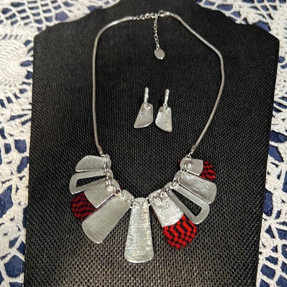 Handmade Necklace & Earring Set New Without Tags Pretty Reds in Unusual Shapes - Picture 7 of 8